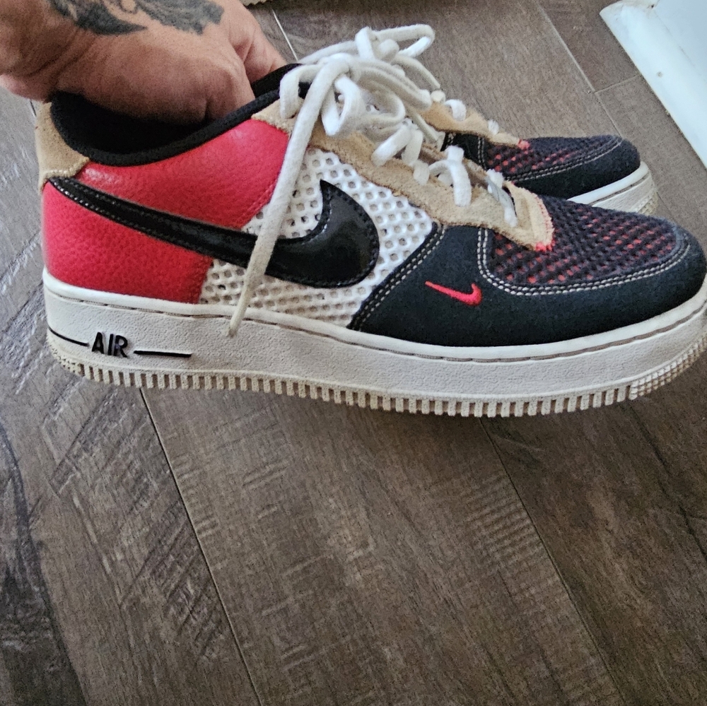 NIKE AIR FORCES SIZE 6Y